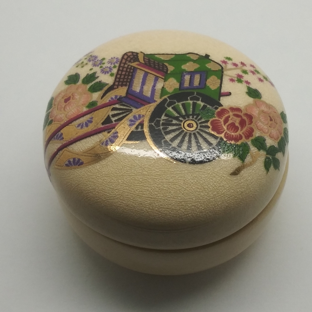 A beautiful vintage unisex Satsuma Japan Porcelain